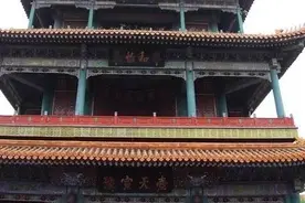 颐和园中的德和园大戏楼底部有一口大水井图片