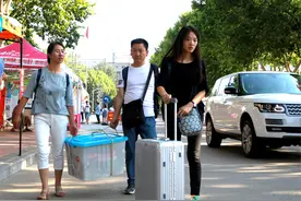 大一新生报到精心打扮有必要吗？女生穿着“高调”，却被室友吐槽图片