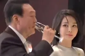 韩国第一夫人坐镇就职晚宴，穿半裙盯着丈夫喝酒，看眼神好绝一女图片