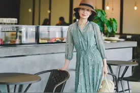 建议中年女人：穿碎花裙时，要懂得这“6不要”，更优雅气质图片