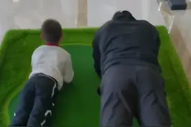 谢杏芳晒林丹与儿子锻炼，孩子身高腿长动作有模有样图片