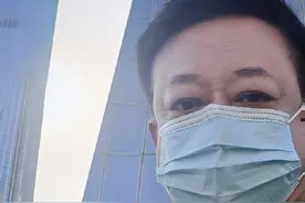 朱军再回央视工作难掩喜悦，口罩下的他面部臃肿，早已物是人非图片