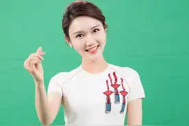 龙洋：被央视力捧，美貌与才华兼具，33岁未婚，风光背后有辛酸图片