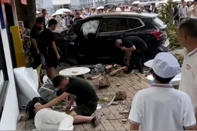 湖南一高校老师用老干妈瓶子喝水，网友：能给安排个黄桃罐子瓶吗图片