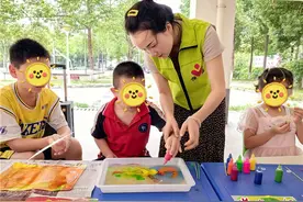 常德市社会福利院带领儿童体验非遗水拓画图片