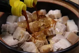 把醋倒进五花肉里，做出的红烧肉真好吃，学会了人人夸你是大厨图片