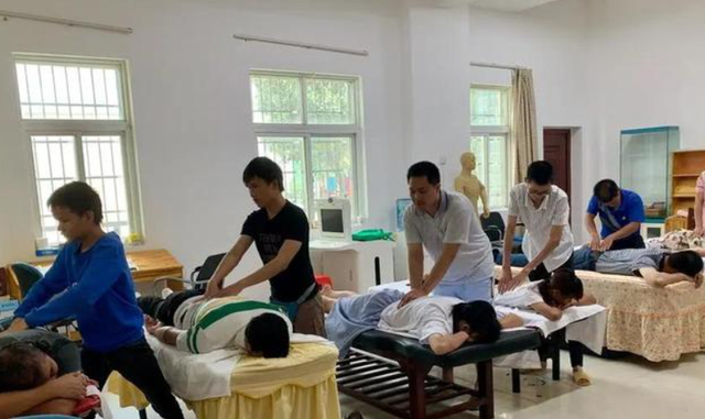 90后小伙假装盲人按摩师，专给富婆做全身服务，他：我要守住底线