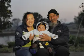 2012年，湖南25岁女孩嫁70岁老人，婚后诞下一子，如今丈夫已离世图片