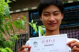 17年乡村男孩靠捡拾破烂交学费，考入清华的他如何对待残障父母的图片