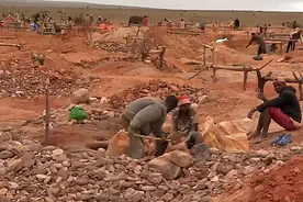 实拍非洲矿工，被西方资本忽悠，一天正事不干就想挖蓝宝石发财图片