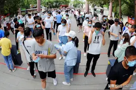 “我为文科举大旗”，高考文理科生在线battle，文科生绝不服输图片