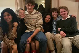 谷爱凌恋情疑似曝光！与外国帅哥亲密搂抱坐大腿，高调晒照引热议图片