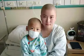 幼子患癌，单亲妈妈剃光头陪伴：你永远想象不到妈妈有多爱你图片