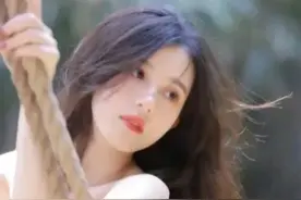 她尽心思讨好他，希望他能带自己逃离地狱。不曾想少年本就是地狱图片