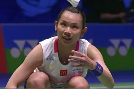 通过捡球及用球拍接球，练习手指合理运用巧发力，不仅省力还帅气图片