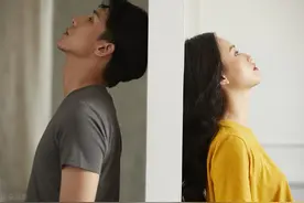 “你去找其他的男人”，男人说出这句话，暗示一下妻子，别不信图片