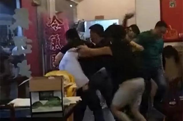 21岁男子洗浴强奸42岁阿姨,期间小伙昏迷,阿姨痛哭我才是受害者