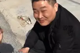 男子路边偶遇多年没见的初恋，蹲下互相寒暄激动大哭：过得还好吗图片