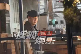 50岁杨坤被曝新恋情！带美女吃饺子满面红光，身材粗壮坐姿霸气图片