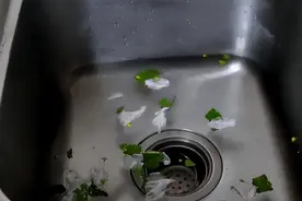 下水道堵塞了，别再用热水冲，可能因小失大，教你一招，一步疏通堵塞无异味图片