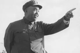 抗日战争时期，日本军官耍赖要“单挑”，许世友一刀将其送走图片