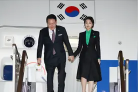 韩国第一夫人结束访问日本回国啦！终于换了发型，绿色内搭美出圈图片