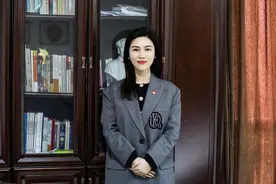 高校女副校长因颜值美出圈，网友一查，学校半个领导班子都是美女图片