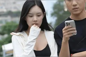 “小姐姐”清凉搭配，健身裤显身材，整体搭配也时尚图片