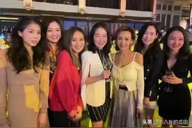 56岁叶子楣近照曝光，在众多美女中，她的身材太出众了图片