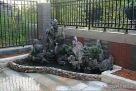 为什么越来越多人在庭院修建鱼池假山，原来有这么多好处图片