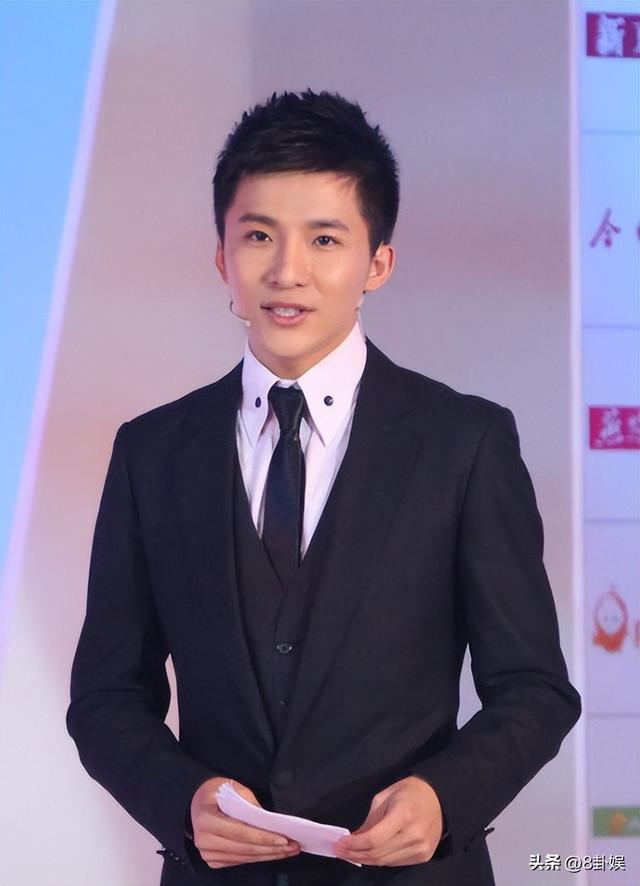 边侧：央视最帅主持，与母亲通话后却从8楼一跃而下，年仅32岁！