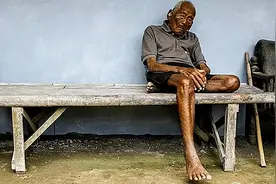 印尼百岁长寿老人，断食离世，坟墓曾准备24年：很想死去图片