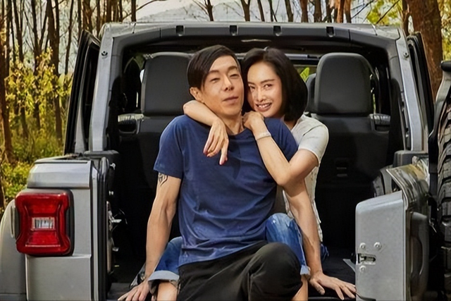 美女港星朱茵：住深山，一辆破车开26年，为何还要执意嫁给黄贯中