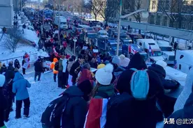 加拿大渥太华进入紧急状态！因抗拒疫苗规定，上万名卡车司机“包围”首都，出货请注意图片