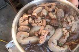 福建路边摊，2个男人靠1碗汤养家，20一碗全是肠，交通不便生意好图片
