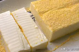 一瓶豆奶出来加热搅拌，放进冰箱冷藏，成丝滑细腻的奶豆腐图片