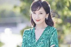 “白发戴花君莫笑，岁月从不败美人”，写给赵雅芝的一首诗图片