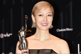 事实证明，婚姻不幸的郑秀文，已经走上了另一条大道图片