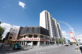 中国面积最大的县级市，位于青海省，不仅景色迷人，还是避暑胜地图片