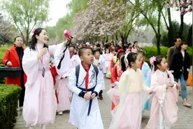 穿汉服会影响下一代？大爷因“随口一说”，遭到众家长“网暴”图片