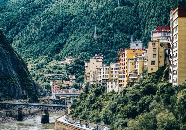 中国最小县城之一的雅江县，面积0.5平方公里，高楼建在悬崖边