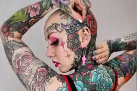 芬兰30岁姑娘为纹身剃成光头，自信展示五彩斑斓后脑勺，创意十足图片