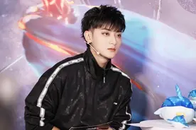 善良的黄子韬：走红后不忘“聋哑”的发小，把他留在身边当助理图片