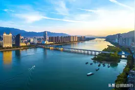 浙江省桐庐县有“潇洒桐庐”之称，这里是画城，还是中国快递之乡图片