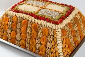 新疆大叔路边卖切糕，5元一两，网友：这车切糕能在北上广买套房图片