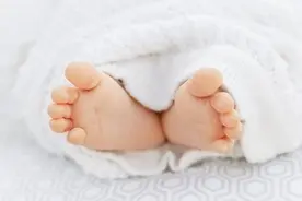 开空调时孩子能光脚吗？睡觉时要不要穿袜子？判断标准只看这1点图片