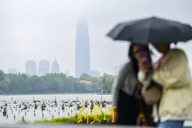 济南：细雨蒙蒙，烟雨明湖胜似江南图片