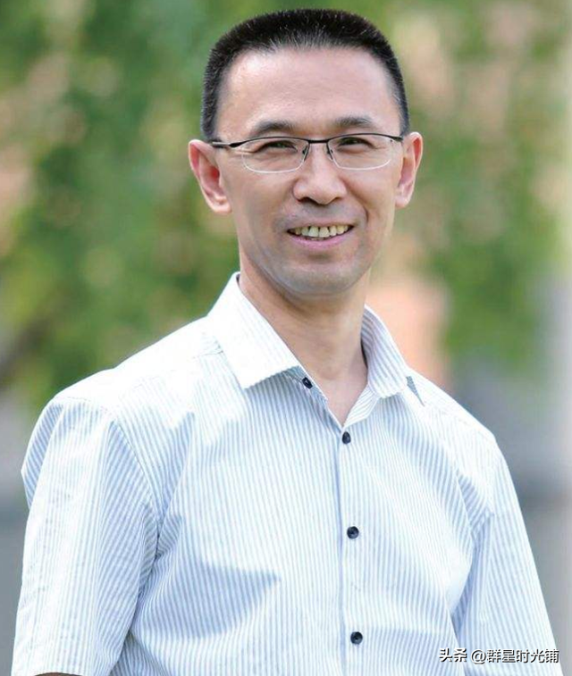 海霞被这隐晦的表明惊奇到了,她看着罗永章,对方不好意思地别过脸