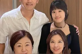 贾静雯大女儿回上海晒全家福！与继母显亲昵，生父头发花白变慈祥图片