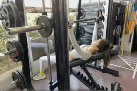 张馨月晒健身照秀马甲线，与林峯一起做美食放闪，豪宅厨房曝光图片